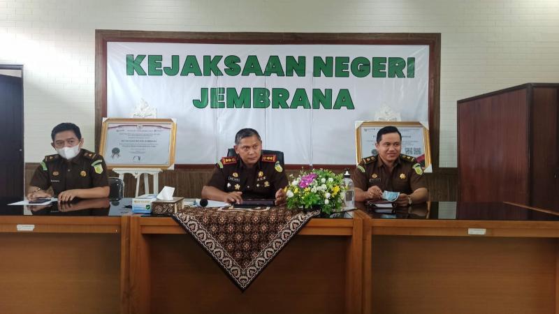 Kejari Jembrana Tahan Dua Tersangka Korupsi Lpd Bali Tribune 7031